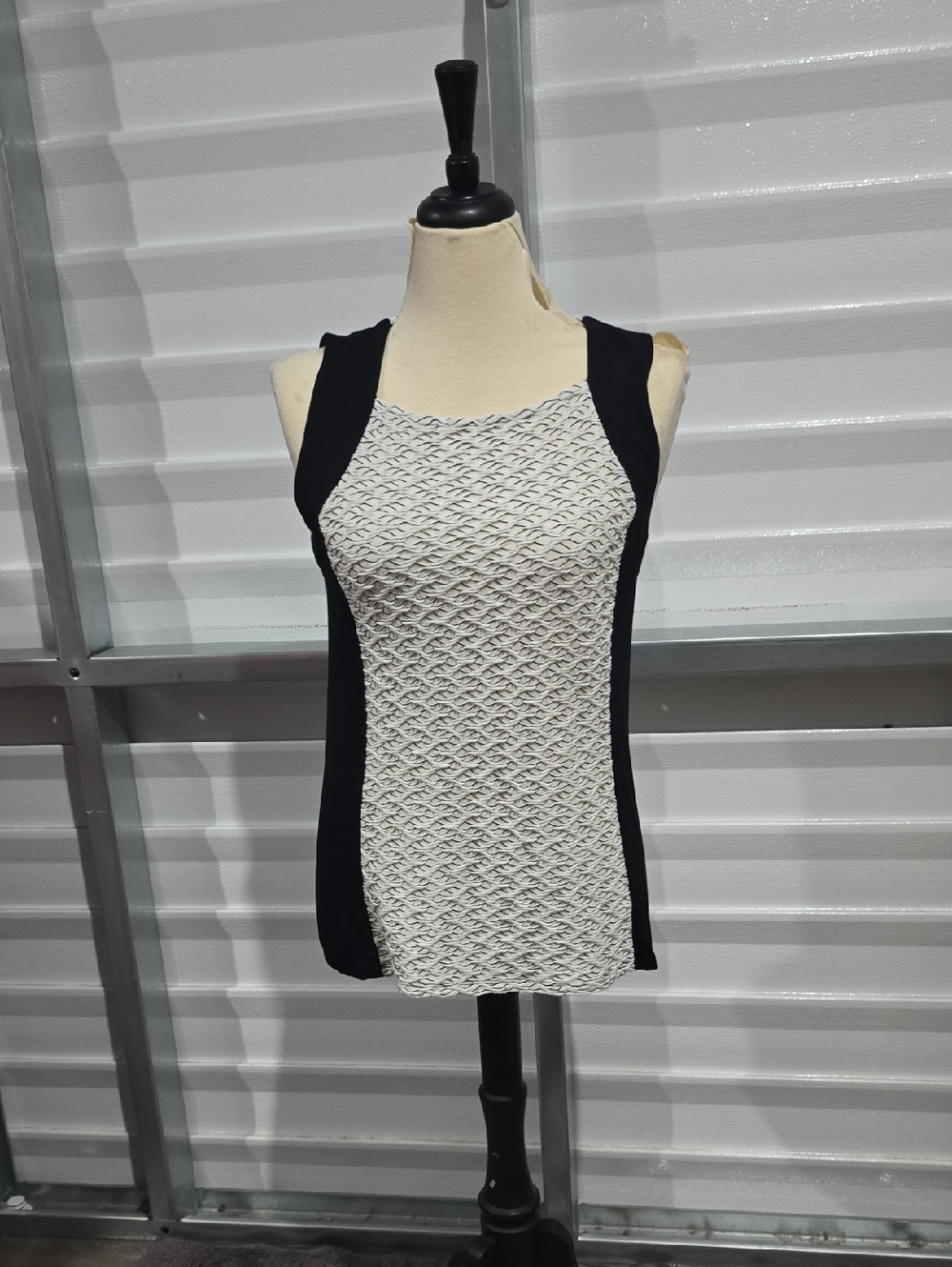 Liz Claiborne Black & White Textured Panel Tank Size Large NWT